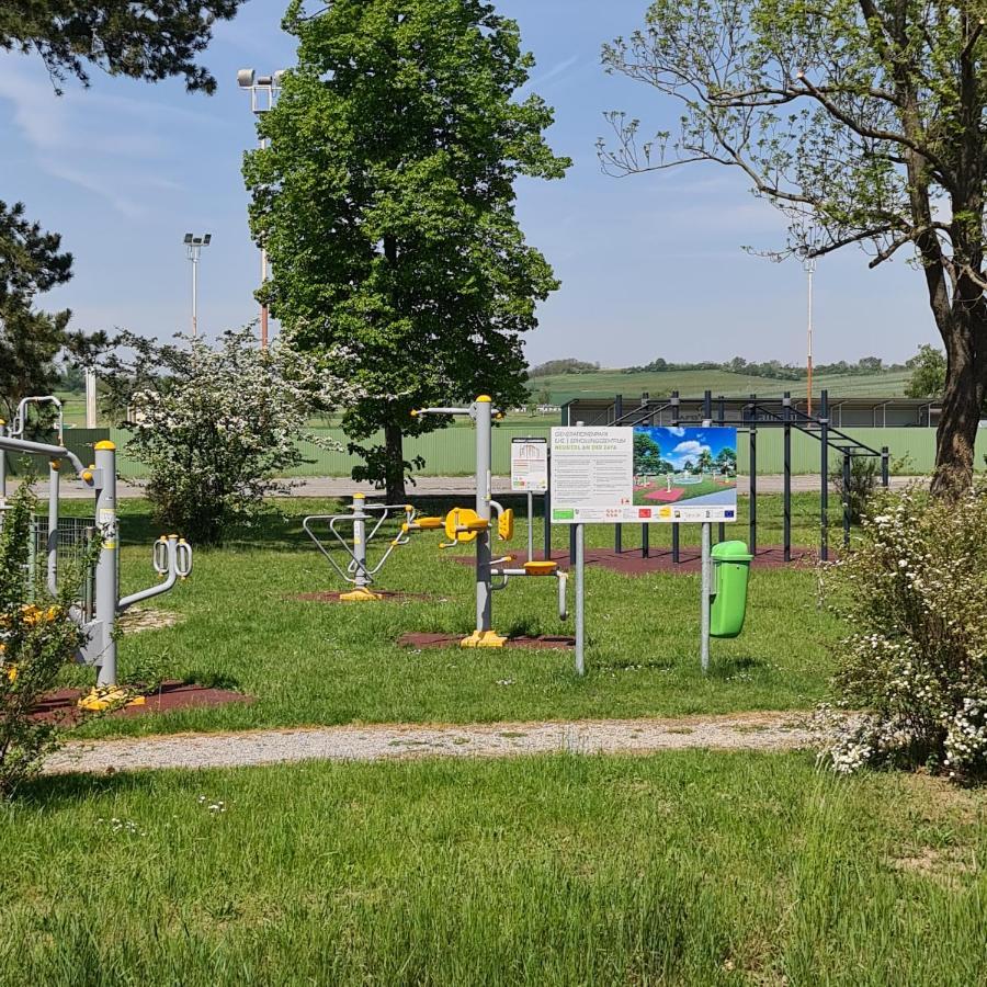 Louise'S Camper Hotel Neusiedl an der Zaya Exterior foto