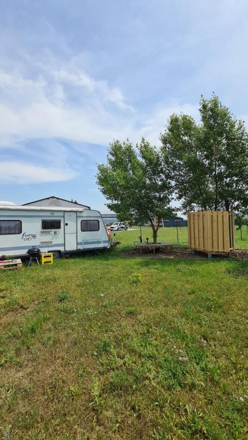 Louise'S Camper Hotel Neusiedl an der Zaya Exterior foto